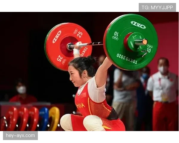 廖秋云训练完啃鸡腿的样子，真的很难和举重台上那个狠人联系起来